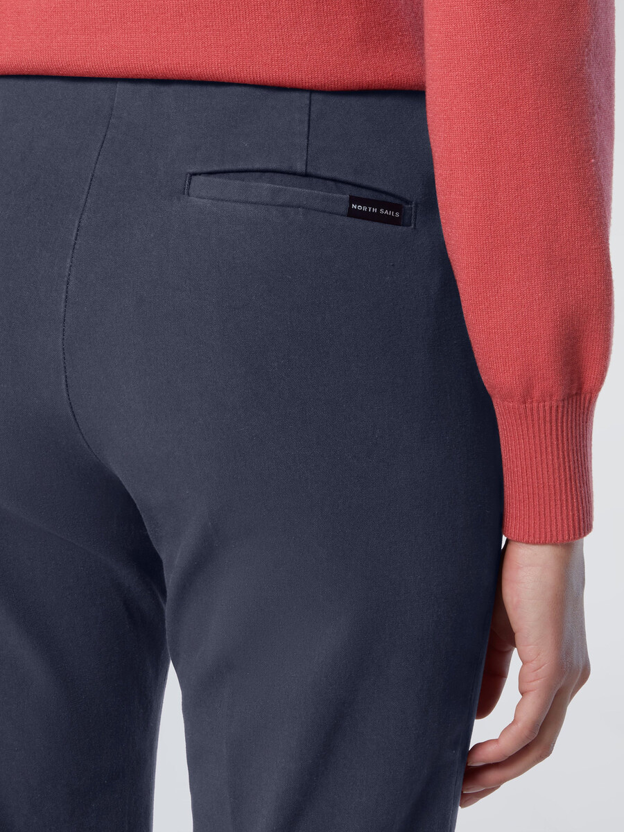 pantalones ajustados con pinzas